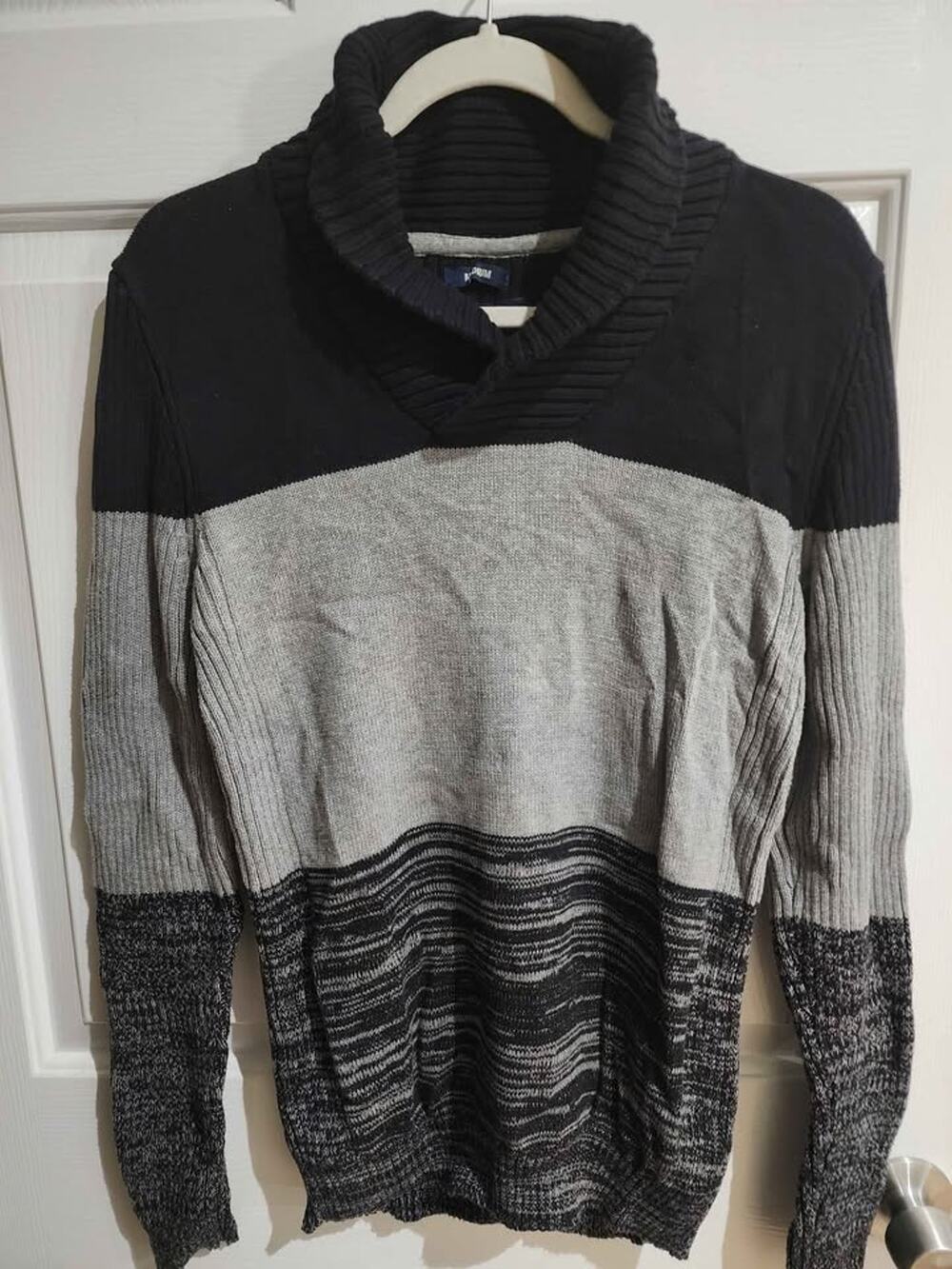 American Rag Men's Medium Sweater 100% Cotton Black Gray.